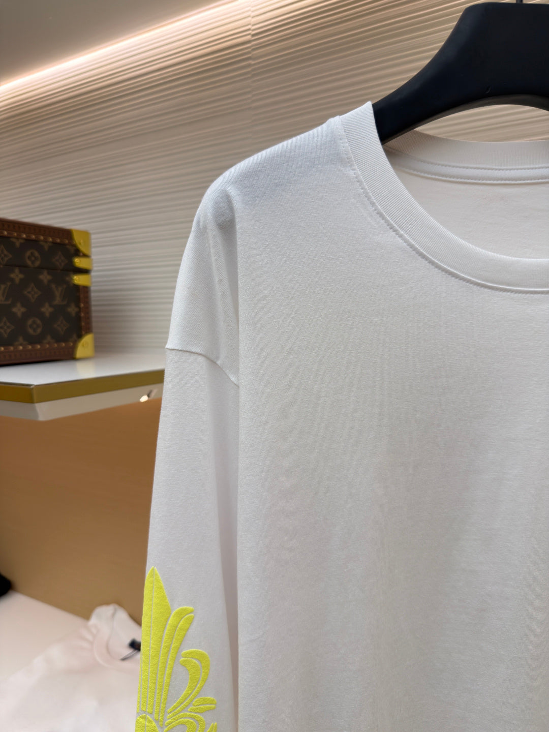 Vine Motif Longsleeve T-Shirt